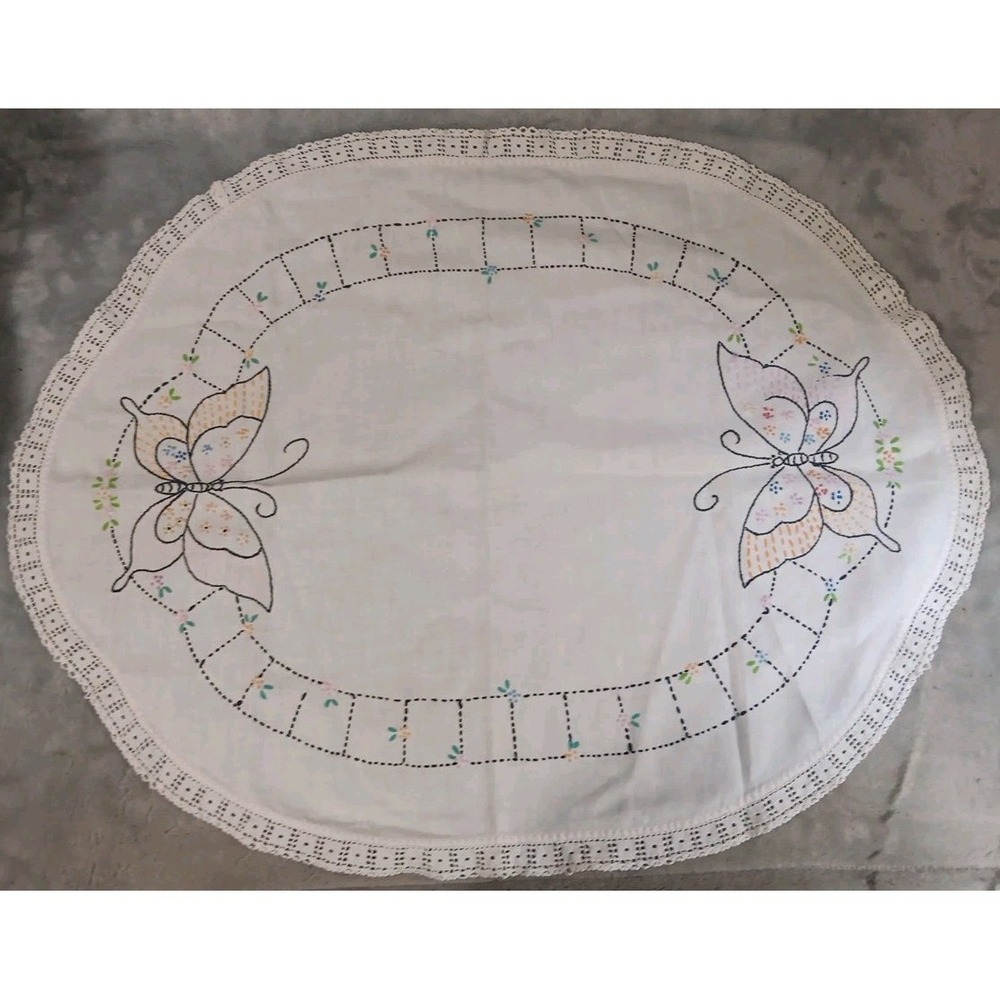 Vtg Table Topper Tablecloth Oval Floral‎ Embroidered Butterfly Crocheted Trim